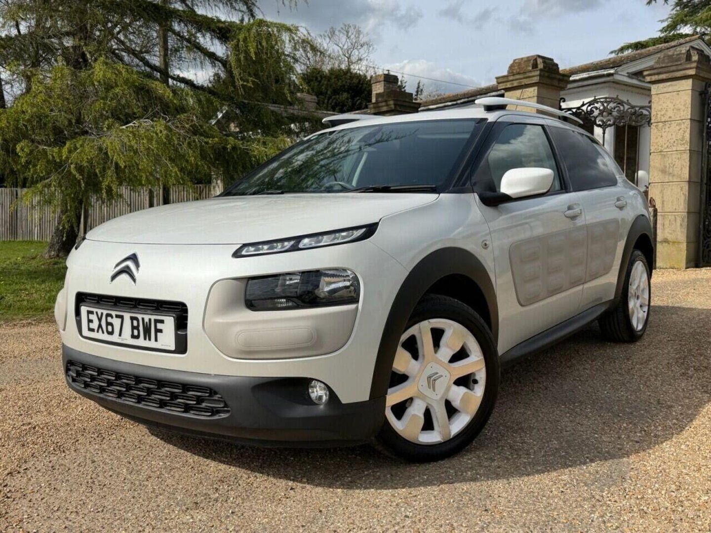 2017 Citroen C4 Cactus 1.2 PURETECH S/S PETROL Hatchback, photo 1
